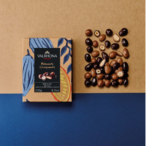 Dégustation de chocolat noir et lait avec amandes et noisettes, coffret Les Essentiels Valrhona 230g.